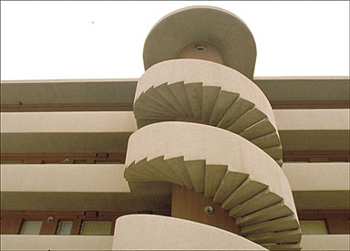 Vue en contre plongée de l'escalier à vis du bâtiment A depuis la rotonde située au nord.