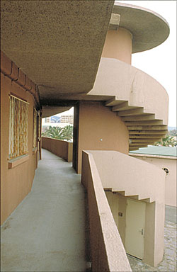 Vue partielle de l'escalier à vis du batiment A, depuis le nord-est de la coursière du premier étage.