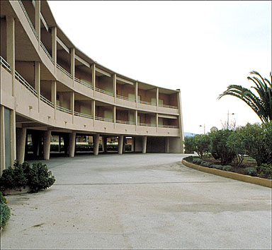 Vue partielle de la façade sud du bâtiment A depuis le sud-ouest en direction du sud-est.