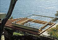 La pergola en bois située à l'ouest, au dessus de la terrasse du premier étage de soubassement, depuis le nord.