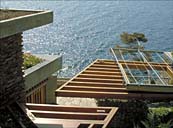 Les pergolas en bois au dessus de la terrasse située à l'ouest du premier étage d soubassement, depuis la route.