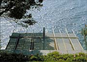 La pergola métallique au dessus de la terrasse du premier étage de soubassement, depuis le nord.