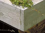 Détail: l'angle nord-est de la dalle en béton du porche d'entrée.