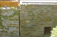Détail: fente aménagée à la jonction entre l'extrémité est de la terrasse du premier étage de soubassement et le pavillon des invités, depuis le nord.