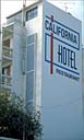 L'enseigne peinte de l'hôtel sur la façade est.