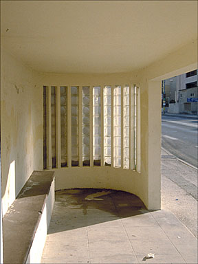 Vue d'intérieur du mur en pavés de verre depuis l'ouest.