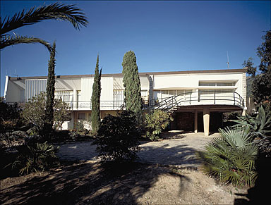 Vue d'ensemble de la façade sud, depuis le jardin.