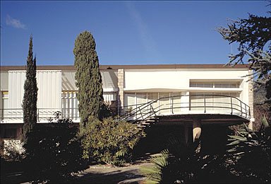 Vue partielle de la façade sud, depuis le jardin.