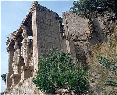Temple de jardin dit temple d'Hercule. La façade sculptée et l'entrée principale à l'ouest. Vue d'ensemble prise depuis l'ouest.