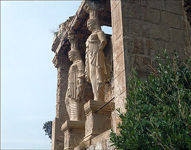 Temple de jardin dit temple d'Hercule. Les différences entre les deux statues. Différences dans le port de tête dans la posture du corps. Vue d'ensemble depuis l'est.