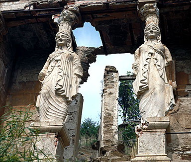 Temple de jardin dit temple d'Hercule. Les différences entre les deux statues. Différences dans le port de tête dans la posture du corps.