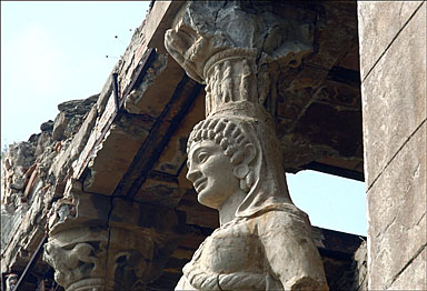 Temple de jardin dit temple d'Hercule. La cariatide est. Détail.