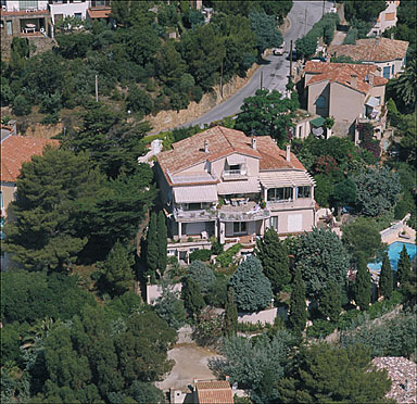 Vue aérienne prise depuis l'est. Charles Rippert, architecte. Le Lavandou..