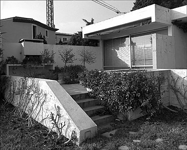 Détail, degré donnant sur la terrasse surélevée et barbecue au second plan, vue depuis l'est (maison construite vers 1970).