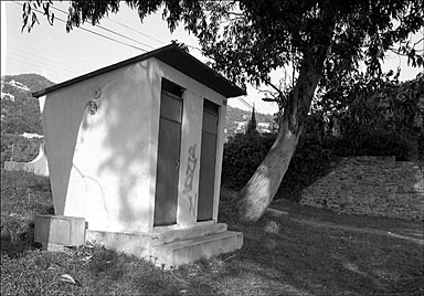 Cavalière plage, avenue du Cap Nègre. Toilettes publiques construites sur la plage, vue d'ensemble depuis l'ouest (vers 1950).