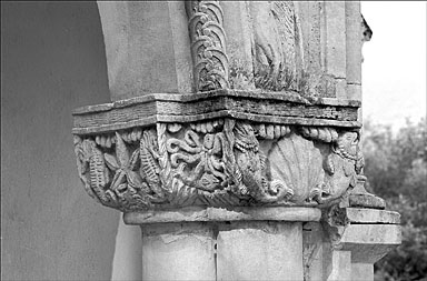 Chapelle. Détail, chapiteau à droite du porche d'entrée sculpté d'animaux marins : poissons, coquille Saint Jacques, pieuvre, étoile de mer et hippocampes.