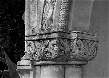 Chapelle. Détail, chapiteau à gauche du porche d'entrée, sculpté d'oiseaux dans un décor végétal.