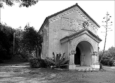 Chapelle. Vue d'ensemble de la façade antérieure, depuis le sud-ouest.