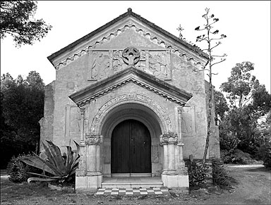 Chapelle. Vue d'ensemble de la façade antérieure.