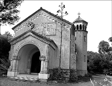 Chapelle. Vue d'ensemble de la façade antérieure avec clocher en arrière plan.