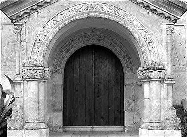 Chapelle. Détail, porche sur façade antérieure.