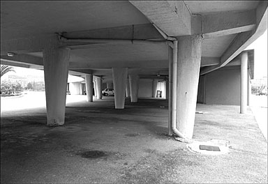 Vue partielle du rez-de-chaussée du bâtiment A depuis l'angle nord-est en direction du sud-ouest.