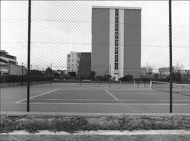 Vue des tennis avec la façade est de l'immeuble D, depuis l'est.