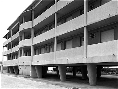 Vue partielle de la façade nord du bâtiment E.