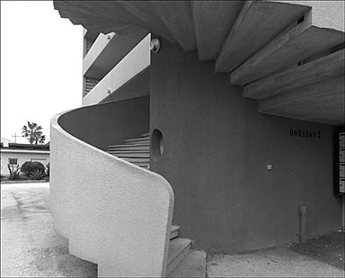 Détail, vue du départ de l'escalier du bâtiment H, depuis le nord-est.