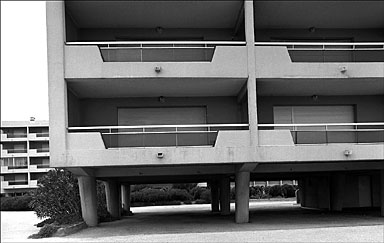 Détail, vue partielle des étages inférieurs du bâtiment H, depuis le sud.
