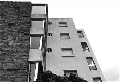 Vue partielle de la façade sud-ouest du bâtiment G.