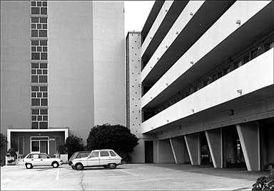 Vue partielle de la façade ouest du bâtiment D et de la façade nord du bâtiment G, depuis l'ouest.