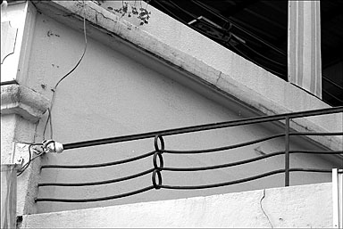 Détail, rampe en fer forgé sur la façade sur quai, vue depuis le sud (vers 1930).