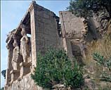 Temple de jardin dit temple d'Hercule. La façade sculptée et l'entrée principale à l'ouest. Vue d'ensemble prise depuis l'ouest.