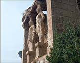 Temple de jardin dit temple d'Hercule. Les différences entre les deux statues. Différences dans le port de tête dans la posture du corps. Vue d'ensemble depuis l'est.