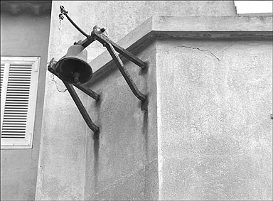 Détail de la cloche située à l'angle sud de la façade ouest.