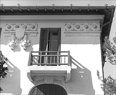 La frise d'entablement sur la façade sud. Détail.