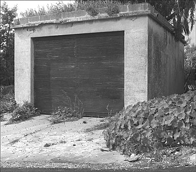 Vue d'ensemble du garage depuis le sud.