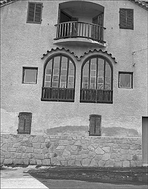 Vue de détail des baies situées dans l'axe de la façade ouest.
