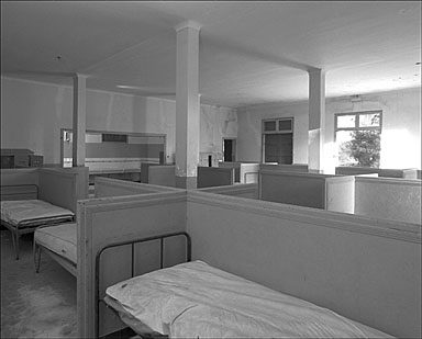 Colonie de vacances de Montélimar. Le dortoir. Vue intérieure.
