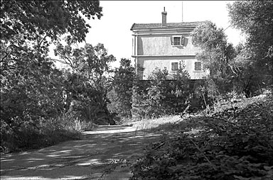La façade est. Vue d'ensemble depuis le jardin.