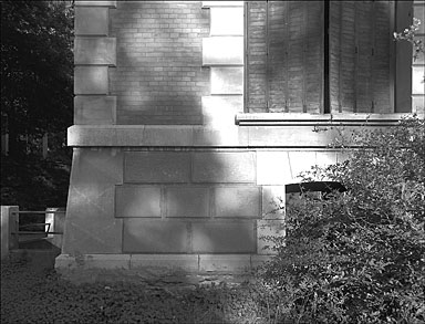 Appareil et faux-appareil sur l'angle ouest de la façade méridionale. Détail.