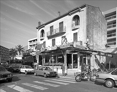 La façade sud et le portail. Vue générale depuis la route.