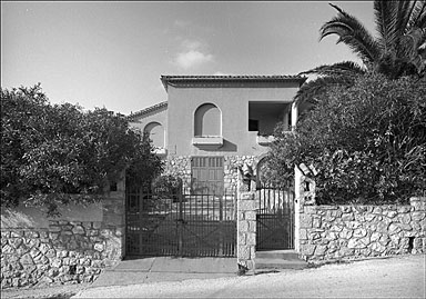 Vue d'ensemble de la façade sud avec portail au premier plan.