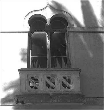 Baie au second niveau, sur la façade sud. Détail.