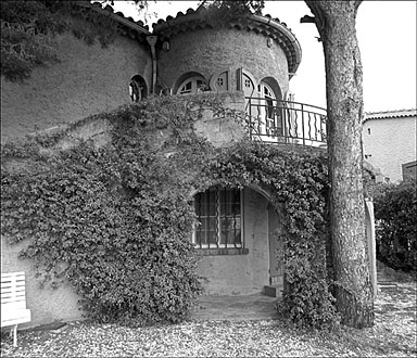 Façade sud. La tour précédée du porche.
