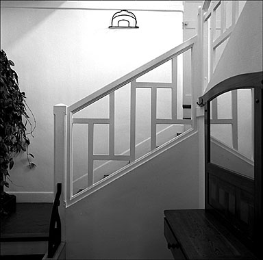 Le départ de l'escalier donnant accès à l'étage.