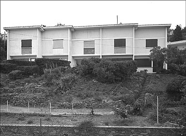 La façade est vue depuis la route nationale.