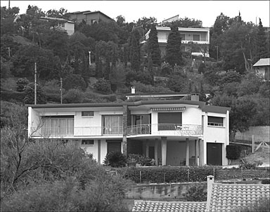 Façade est vue depuis la route.