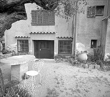 Vue de détail de l'entrée de la cuisine située au rez-de-chaussée, sur la façade nord.